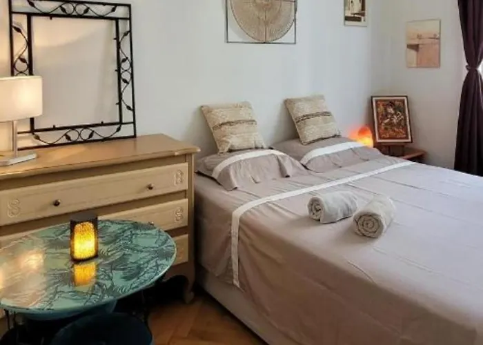 Chambre chez l\'habitant, avec balcon privé, centre-ville, 15 mn mer